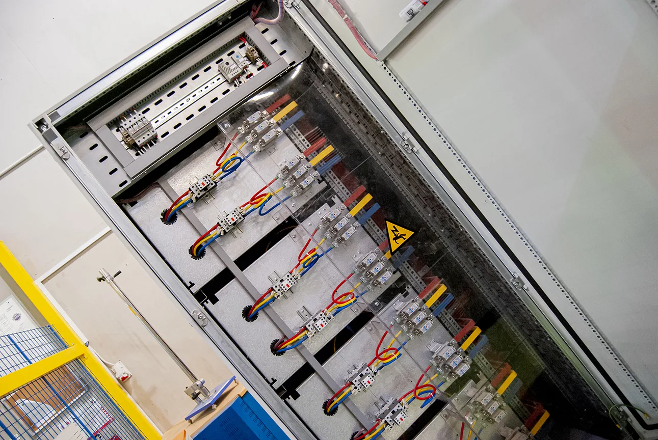 Automatic Power Factor Correction System for Shopping and Entertainment Mall