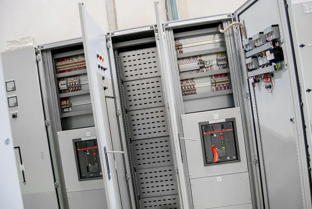 Automatic Power Factor Correction System for Shopping and Entertainment Mall
